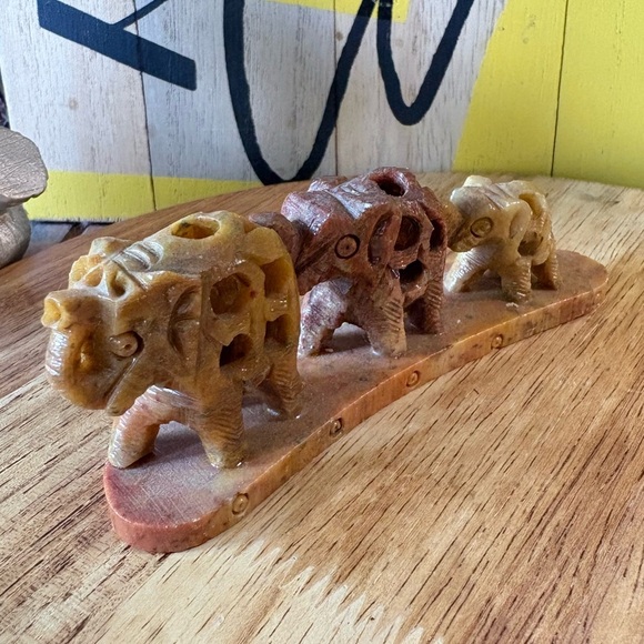 Vintage Hand-Carved~ Row of 3 Elephants Soapstone Figurines 🐘 - Picture 3 of 17